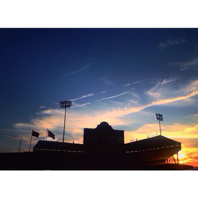 TaylorBaker05's tweet photo. Pretty night at the Diamond http://t.co/viool6yq8c