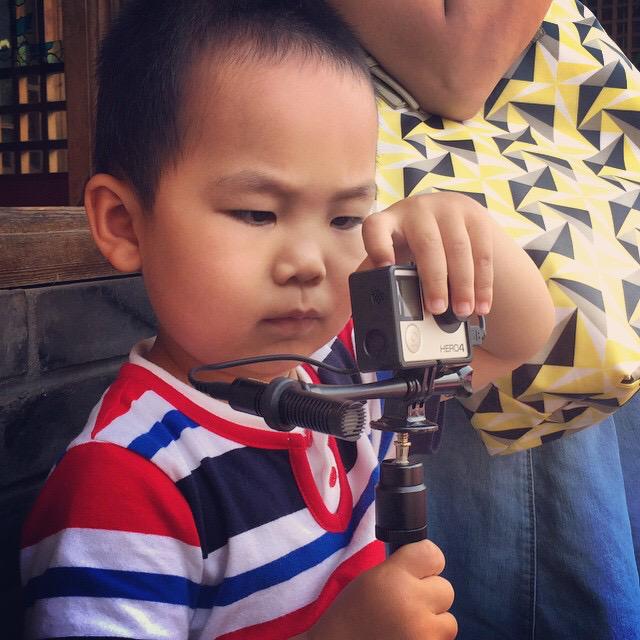 MicWmicrophones's tweet photo. I help my dad take some videos😉 MicW iGoMic Mini Shotgun🎤with GoPro Hero 4📷 #MicW #GoPro #MiniShotgun #microphone http://t.co/3MRkgCBb4Z