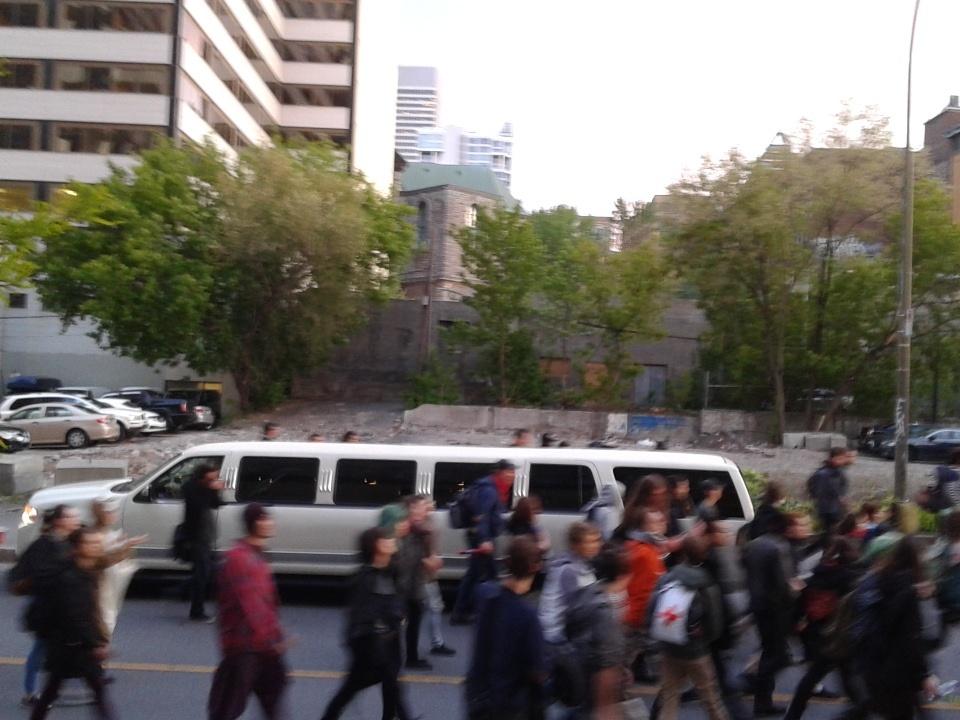 #manifencours retourne sur ste-cath vers ouest après avoir salué limousine