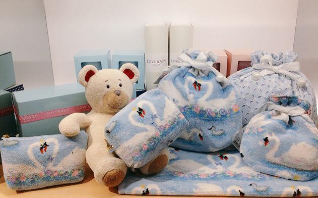 Guten Morgen！本日入荷のLOVERARY BY FEILERの新柄、白鳥が爽やかな