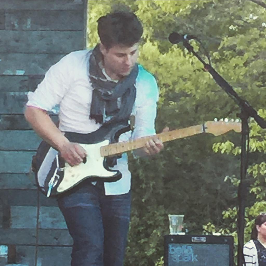 HollyMarieLKS's tweet photo. Epic pic from my blurry zoom-in @bellospark #JonasBrothers #stufftorydoes http://t.co/mSdPr0Oc5W
