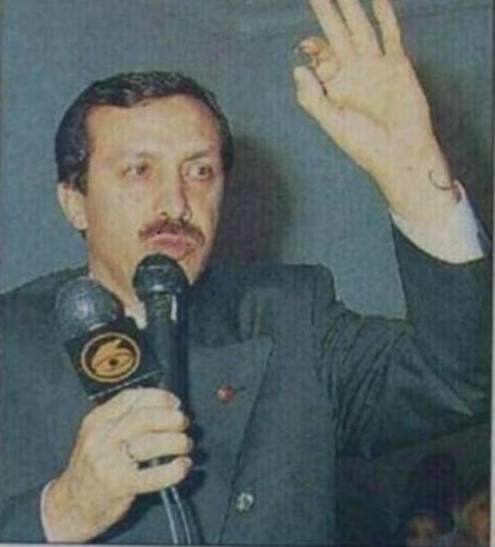 RB_Sehirlioglu's tweet photo. Bir yüzüğüm vardı bozdurdum
Oğlana 10 tanker
Kızlara 15'er villa
Hanıma 8 hastane 13 apartman aldım... http://t.co/C9bgXrGysS