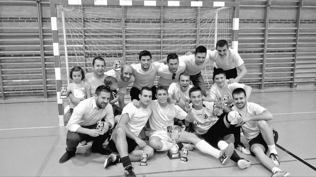 victorwatson7's tweet photo. EQUIPAZO CHE @miquelespin @aberolo93 @CrisitianCampos @AlexDePacoGuill @Sebas7Lopez @adrianzafraespi @alfredoabril10🏆 http://t.co/Zjdr2eGZl1