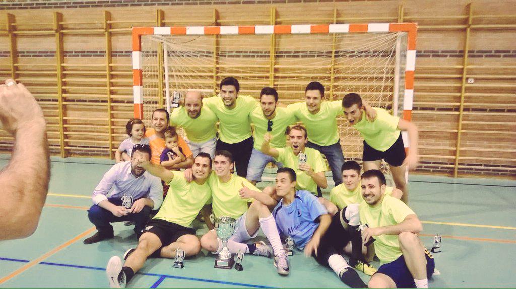 victorwatson7's tweet photo. EQUIPAZO CHE @miquelespin @aberolo93 @CrisitianCampos @AlexDePacoGuill @Sebas7Lopez @adrianzafraespi @alfredoabril10🏆 http://t.co/Zjdr2eGZl1