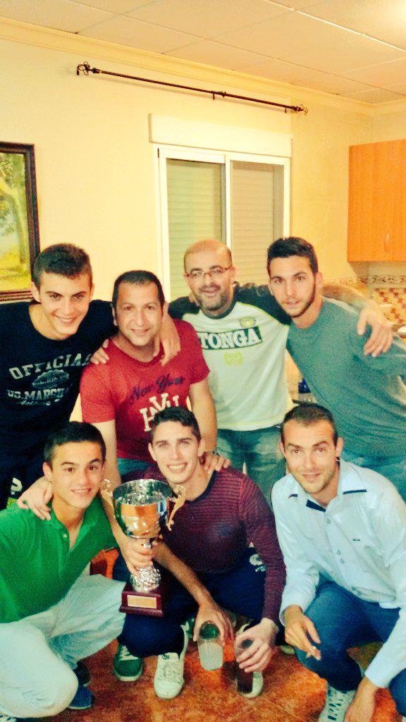 victorwatson7's tweet photo. EQUIPAZO CHE @miquelespin @aberolo93 @CrisitianCampos @AlexDePacoGuill @Sebas7Lopez @adrianzafraespi @alfredoabril10🏆 http://t.co/Zjdr2eGZl1