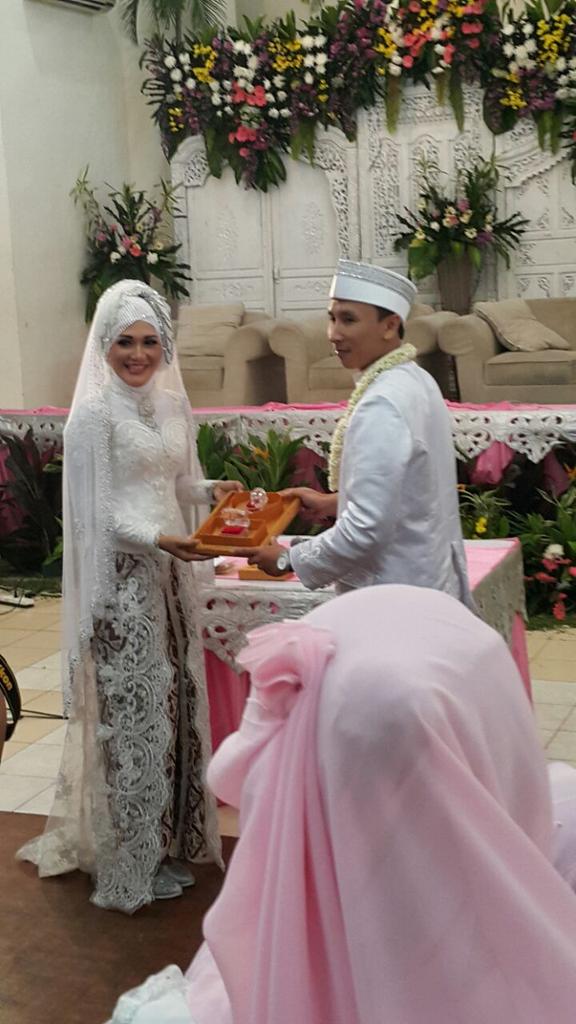 dewi_sukma's tweet photo. Finally, i wish happines always with you guys.. momsky love u @kartikarezaa 😘😍💝 http://t.co/TSUXHu8J9o