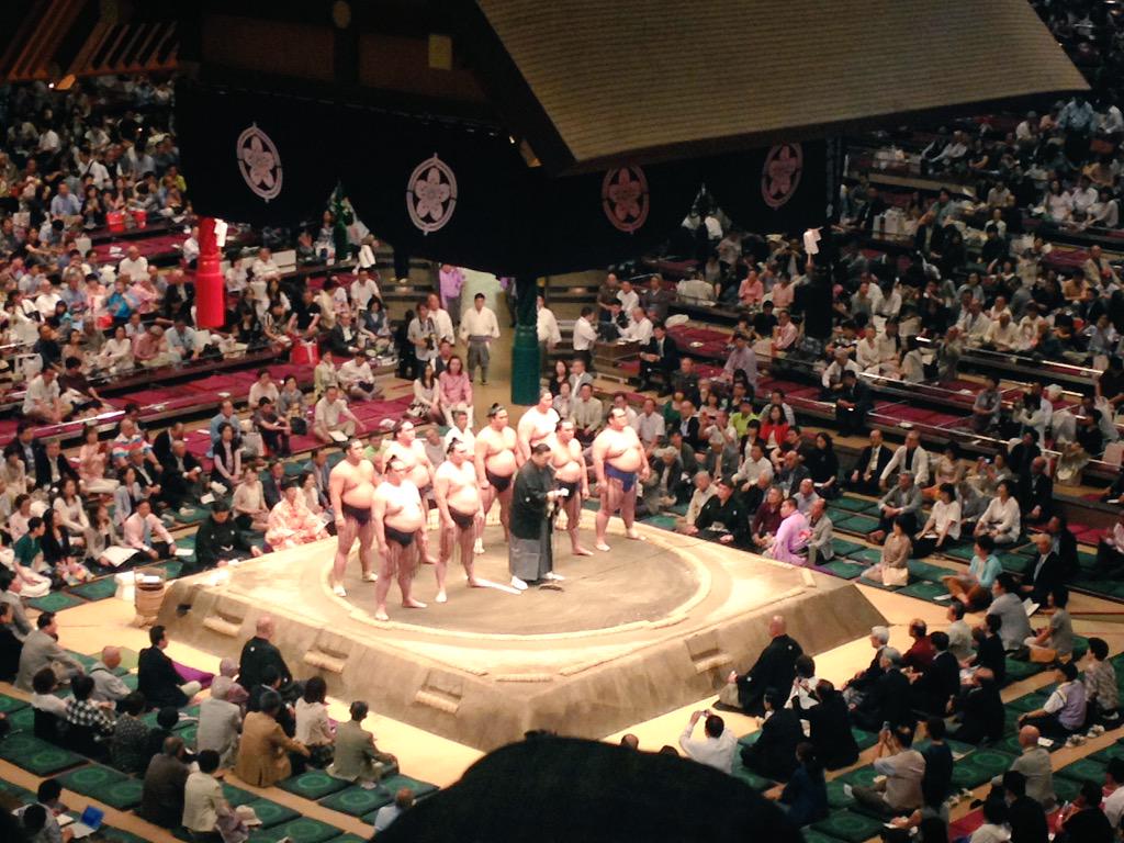 BethWattleworth's tweet photo. Loving the #sumo in #Tokyo today!! Getting excited for the finals #Japan http://t.co/hWv3hyO3Ps