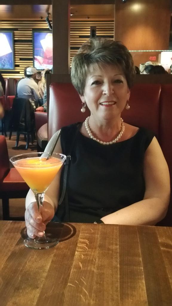 UrJeweller's tweet photo. @MAJewellers @shop124street #lili's retirement night. #19yrs...#lovelovelove #thanksfortherun http://t.co/koELtfKZJr