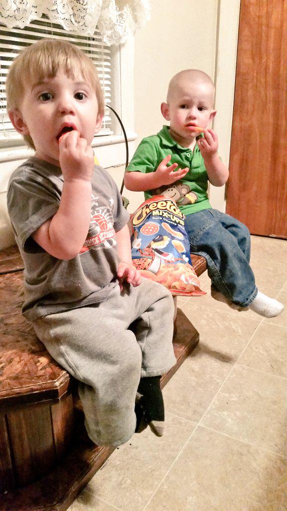 rachelxp16's tweet photo. #boys #cheesies http://t.co/EV9aVB5llU