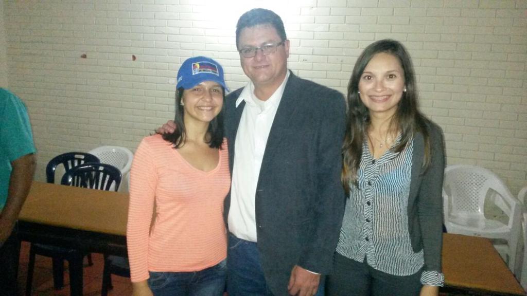 C1Trujillo's tweet photo. #22Mayo el partido @partidoUNT en #Trujillo brindó apoyo a la fórmula del Circuito 1 #LaFuerzaDeLaUnidad http://t.co/yZxF7oZRYQ