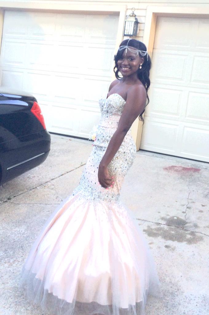 _breyanaaaa's tweet photo. #FLOWERSDOESITBEST #FlowersProm http://t.co/0RTRILjeVd