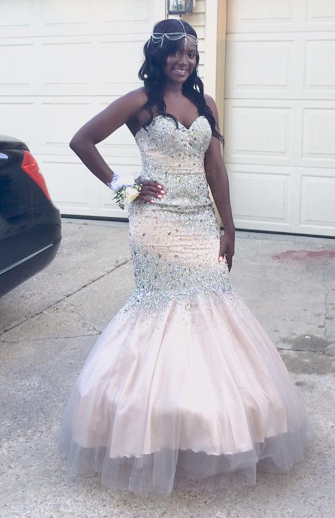 _breyanaaaa's tweet photo. #FLOWERSDOESITBEST #FlowersProm http://t.co/0RTRILjeVd