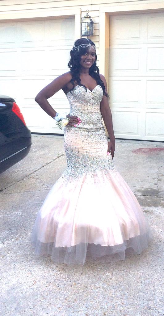 _breyanaaaa's tweet photo. #FLOWERSDOESITBEST #FlowersProm http://t.co/0RTRILjeVd