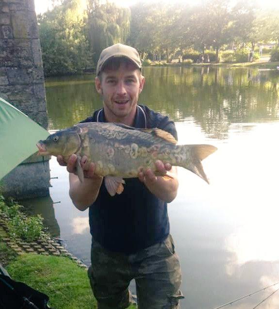 moorecarp's tweet photo. Nice little scaley one from last year soo fed up with back pain at 3am. Cant wait #carpuk #catchmoorecarp #moorecarp http://t.co/pttNaDPYYd