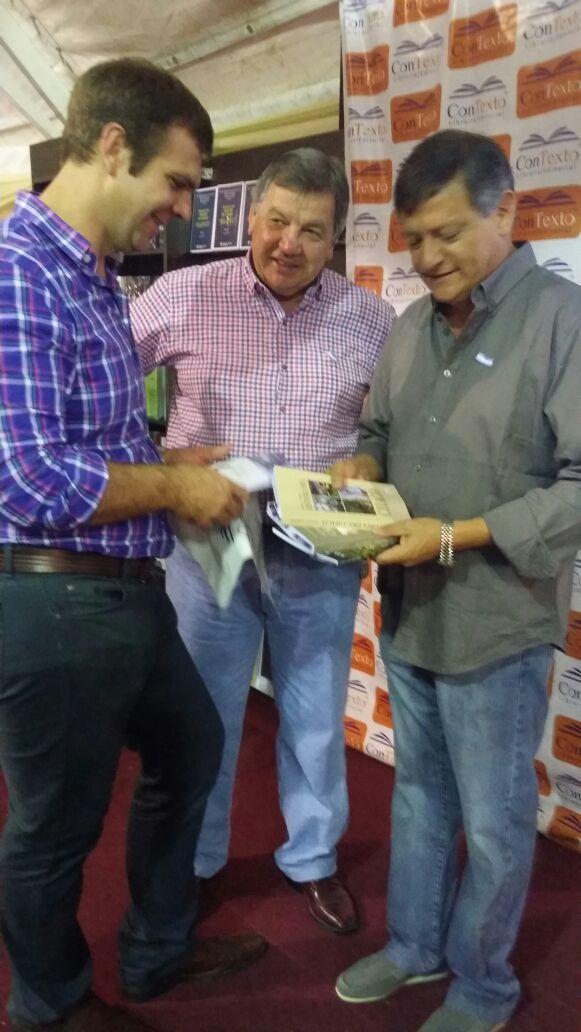 domingopeppo's tweet photo. Participando de la hermosa Feria del Libro en #VillaAngela http://t.co/9OwQG1tnlQ