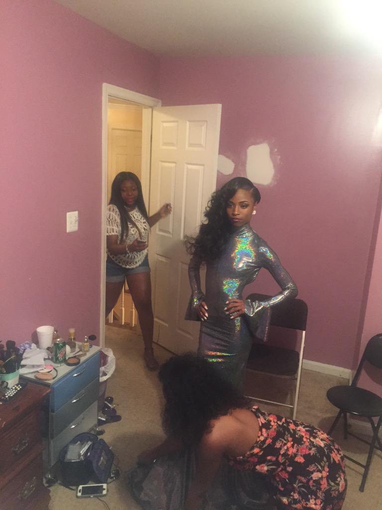 AmbitionsFound's tweet photo. “@kingbellaa: Me preparing my sister for her senior prom in my design 😭💕 i love it http://t.co/4bGJN5Xfmk”