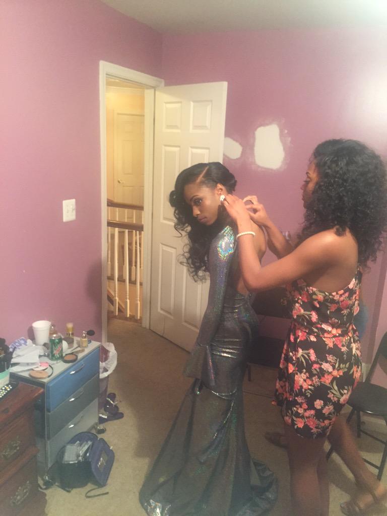 AmbitionsFound's tweet photo. “@kingbellaa: Me preparing my sister for her senior prom in my design 😭💕 i love it http://t.co/4bGJN5Xfmk”