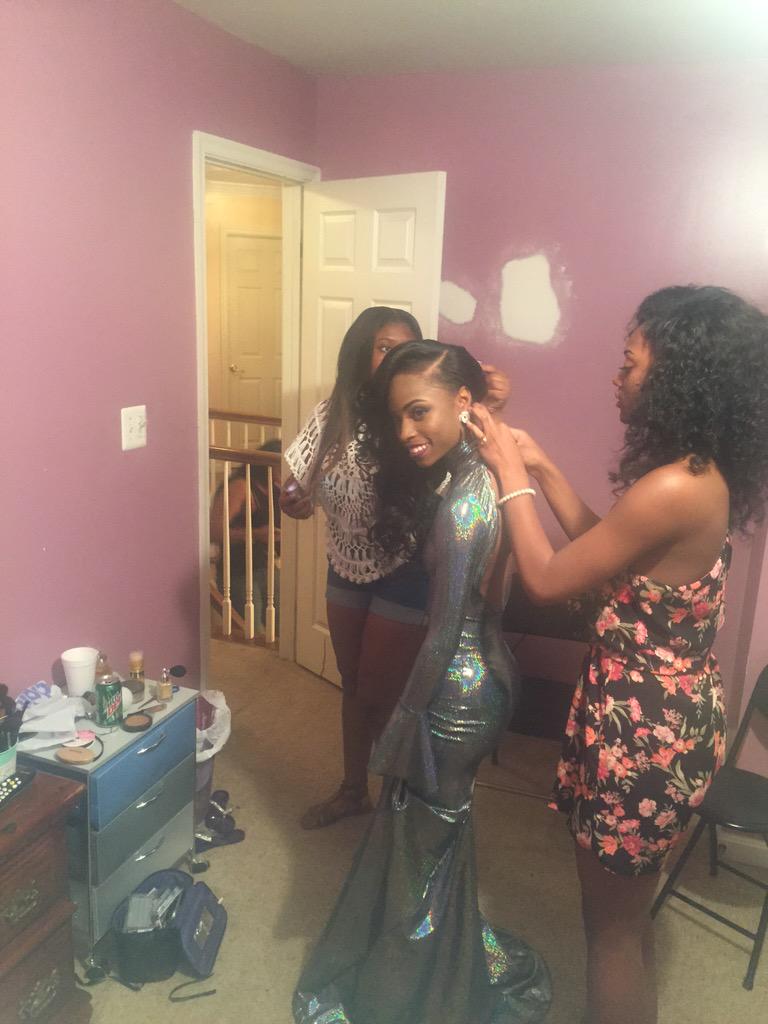 AmbitionsFound's tweet photo. “@kingbellaa: Me preparing my sister for her senior prom in my design 😭💕 i love it http://t.co/4bGJN5Xfmk”