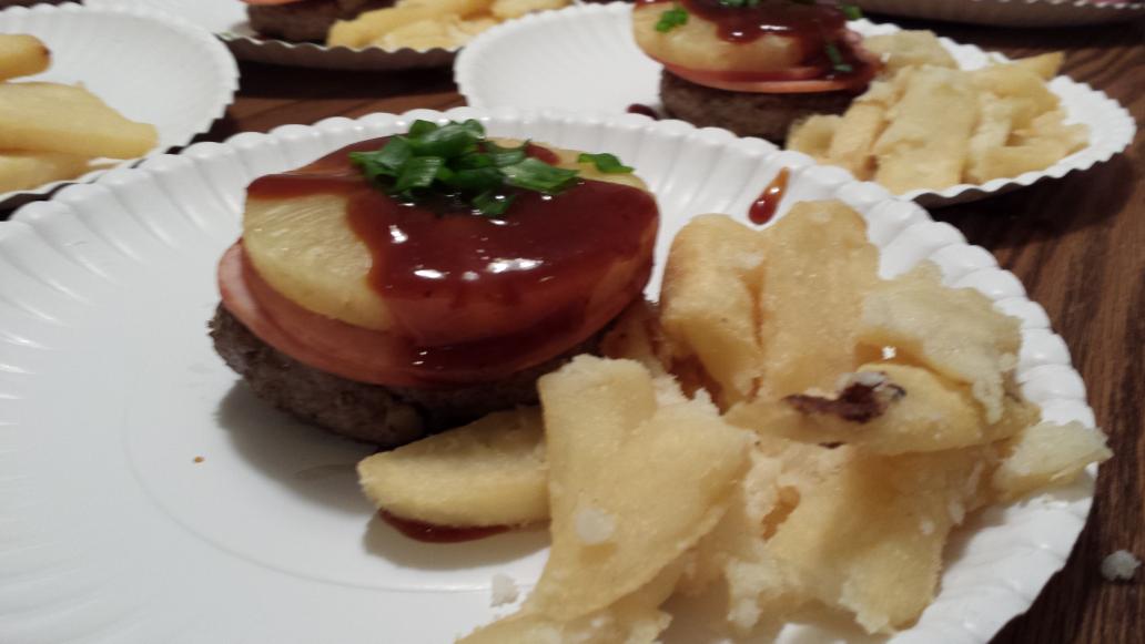 cassy_oc's tweet photo. Having #burger night!!! Hawaiian teriyaki burgers. 🍔🍔🍔# hamburger #grill #summer http://t.co/z9tWZ0apN7