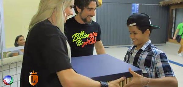 Legendarios's tweet photo. Depois de tanto trabalho, @JujuSalimeni consegue uma roupa caprichada para #DenilsonBboy! http://t.co/Kd66s3kYva