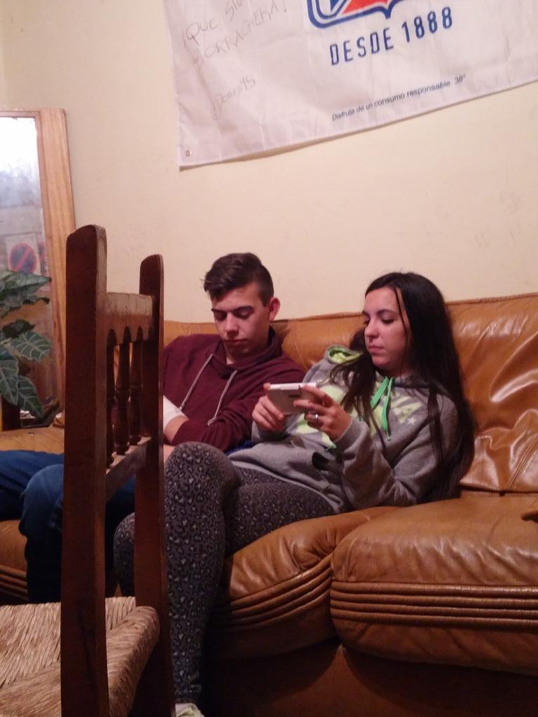 Albertodosba's tweet photo. Dones ( O LO QUE QUEDA DE EL) JAJAJA CARA CACA http://t.co/xTs7otLCD4