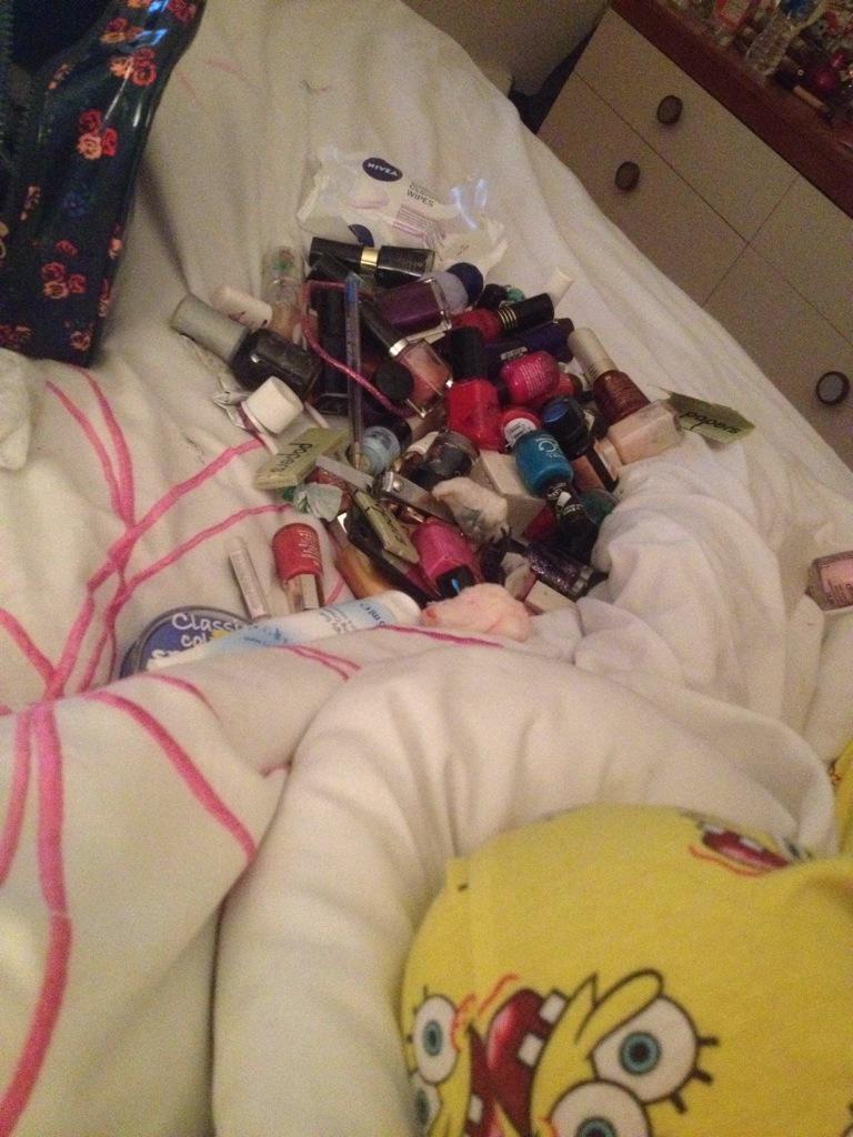 Majjjy's tweet photo. You can't tell that vitalia is painting her shitty nails 😒 @vittyalex http://t.co/LcOn1Wy8n2