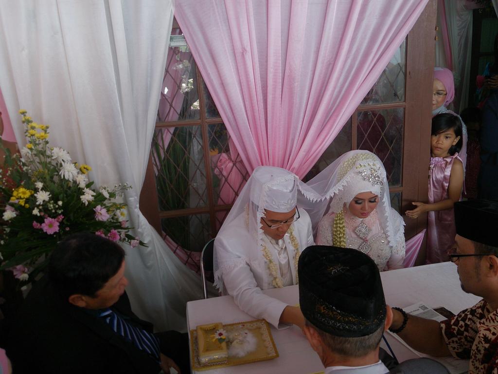 IzoelRodriguez's tweet photo. HWD @indraisa semoga menjadi keluarga samawa amiiiin😱🙏 http://t.co/9YGGWrdBuo