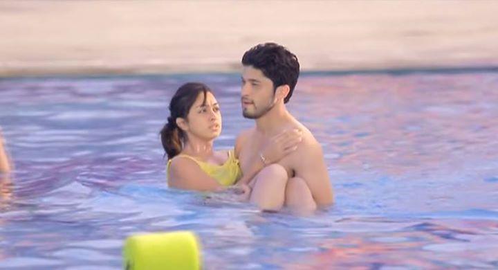 AliShaanFC's tweet image. How beautifully he picked her up &amp;lt;3 #PoolScene #Trust #Love #AliShaan @krikified @abigail_pande