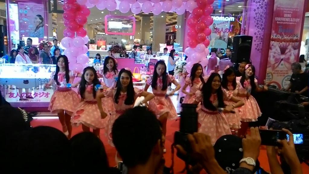 Teens_Yori_Offc's tweet photo. @teenebelle_ID  at Launching Friends Studio at kokas..
#SharePictTeens http://t.co/P4sqpx20CK