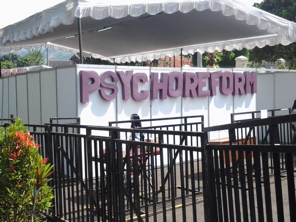 psychoreform's tweet photo. Ini dia salah satu stand di Psyfair, pasti penasaran kan dalemnya seperti apa http://t.co/vDWGBAAehY