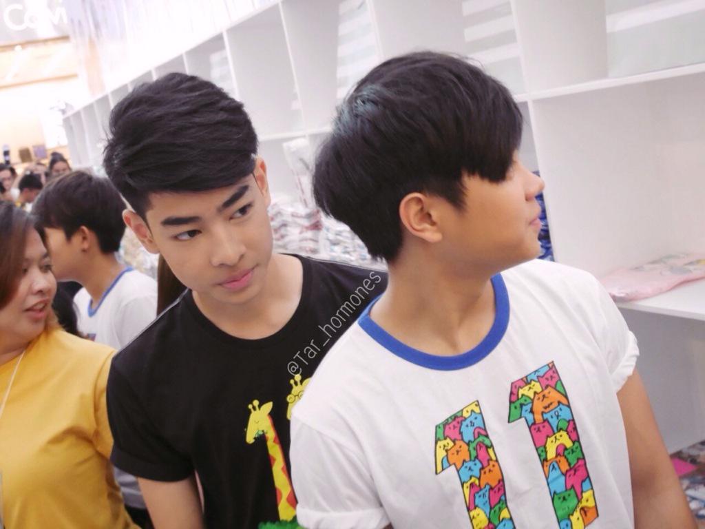 Tar_Hormones's tweet photo. คู่ดำ .. หมายถึงชอบสีดำทั้งคู่น่ะ
#11THGTH
cc: @gunnjunhavat @jj_dann http://t.co/p4CUqVL01k