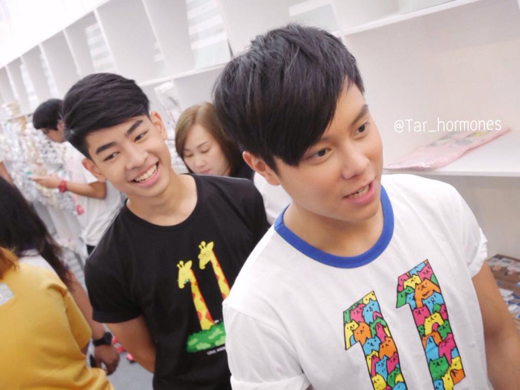 Tar_Hormones's tweet photo. คู่ดำ .. หมายถึงชอบสีดำทั้งคู่น่ะ
#11THGTH
cc: @gunnjunhavat @jj_dann http://t.co/p4CUqVL01k