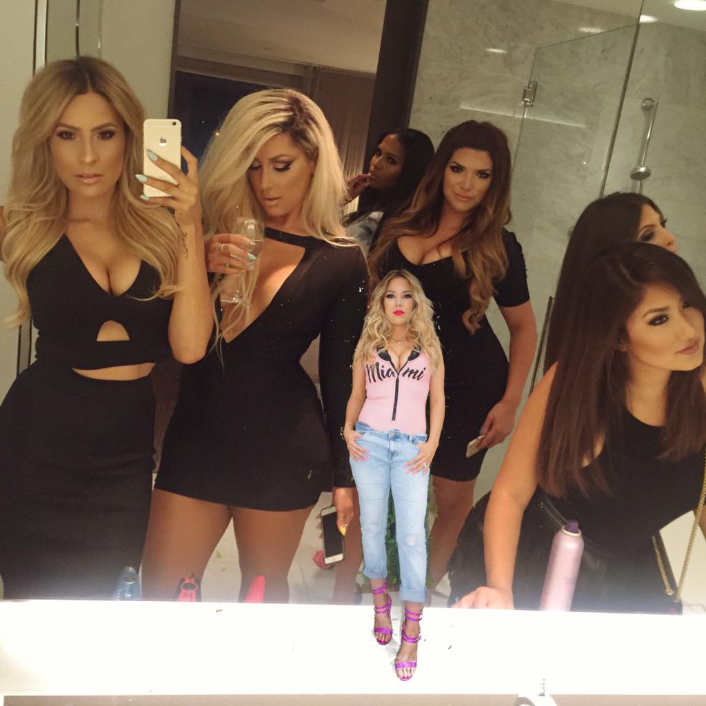 lustrelux's tweet photo. When u late but wanna be in the pic @DesiPerkins http://t.co/mpygwvrxhk