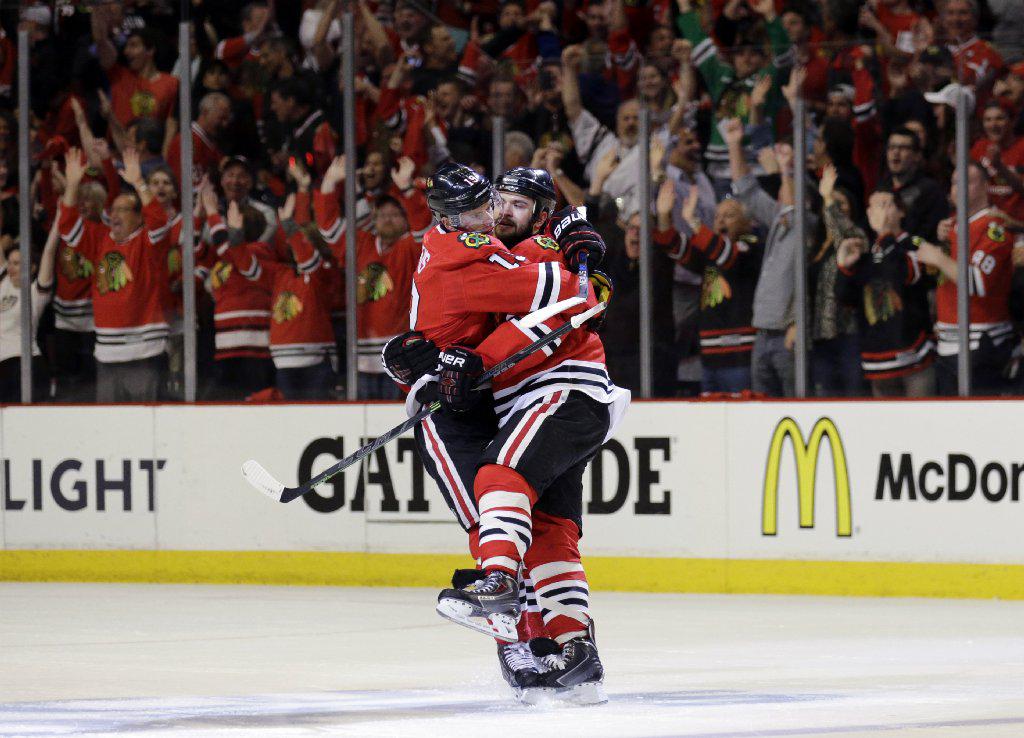 chicagotribune's tweet photo. HAWKS WIN! HAWKS WIN! http://t.co/xypegN9DHm http://t.co/w1cacUdteA