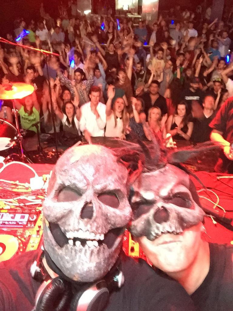 GOMADandMONSTER's tweet photo. GRACIAS MADRID POR UNA NOCHE DE 10!! Vosotros no falláis nunca! 
#RAVEandROLL
#ZoologicoRules http://t.co/acPb1wv738