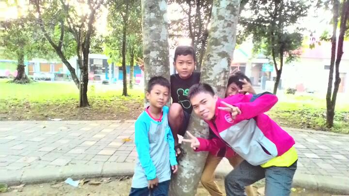 Jika tak bisa mengajari mereka belajar, temanilah mereka bermain... taman <a href="/KotaAjibarang/">Ajibarang #AyoMaskeran</a> // save our children