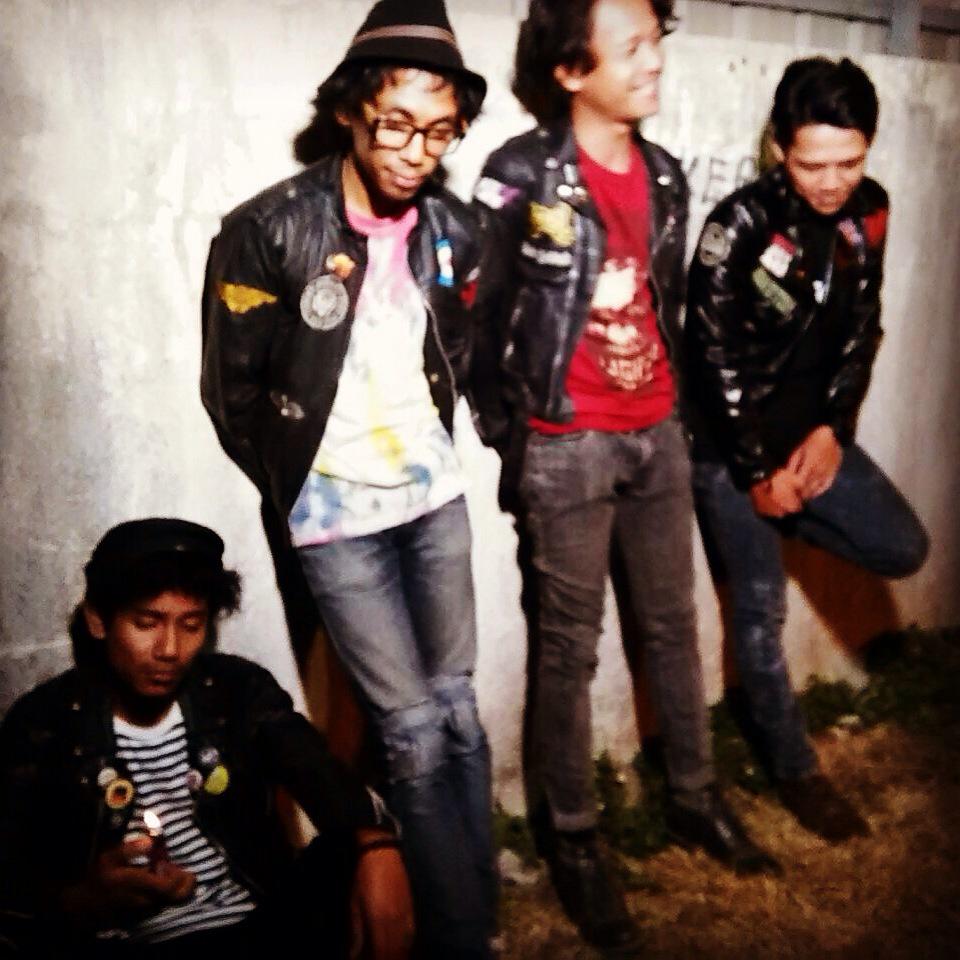 TheJethroes's tweet photo. @KKCity @maxrnr @SabahOnBorneo hello peps! Grab our album for MYR20, COD KK &amp; posting available, call;+60 17‑899 4300 http://t.co/UfJIHbLm5h