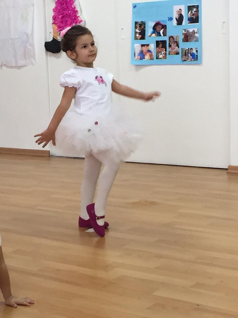 GabyDivita's tweet photo. Mi dulce cisne!!! 😍🐝🌈
#miniballet #vickita #mylove http://t.co/rPPsqSnd9i