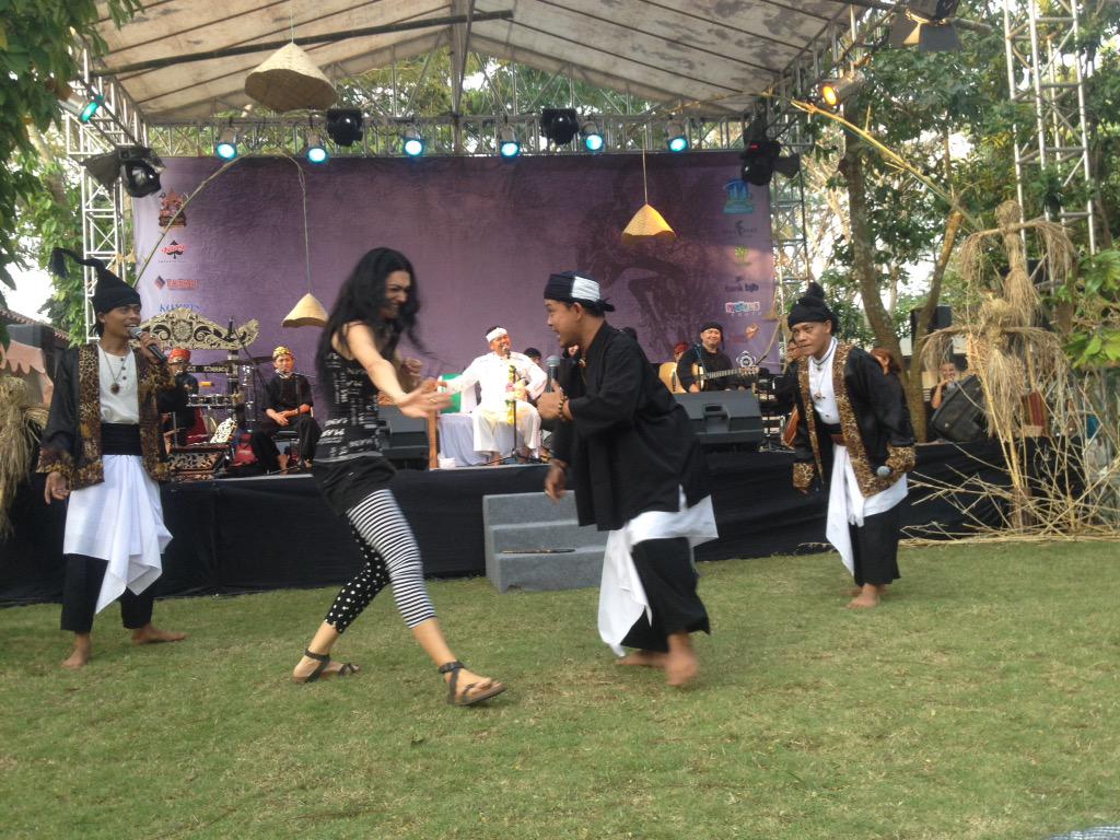PurwakartaKita's tweet photo. begini gaya Turis Asing mengikuti alunan musik sunda dan petuah Ki Dalang @DediMulyadi71 . SUNDA itu terhormat!!! http://t.co/NUCOxvklHa