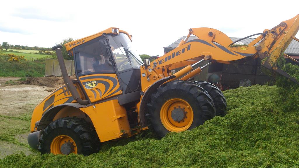 padraig_ocall's tweet photo. Loving the silage fever ;-) #ocallaghanagri #silage15 @Eily06 http://t.co/FaLhZwqShn