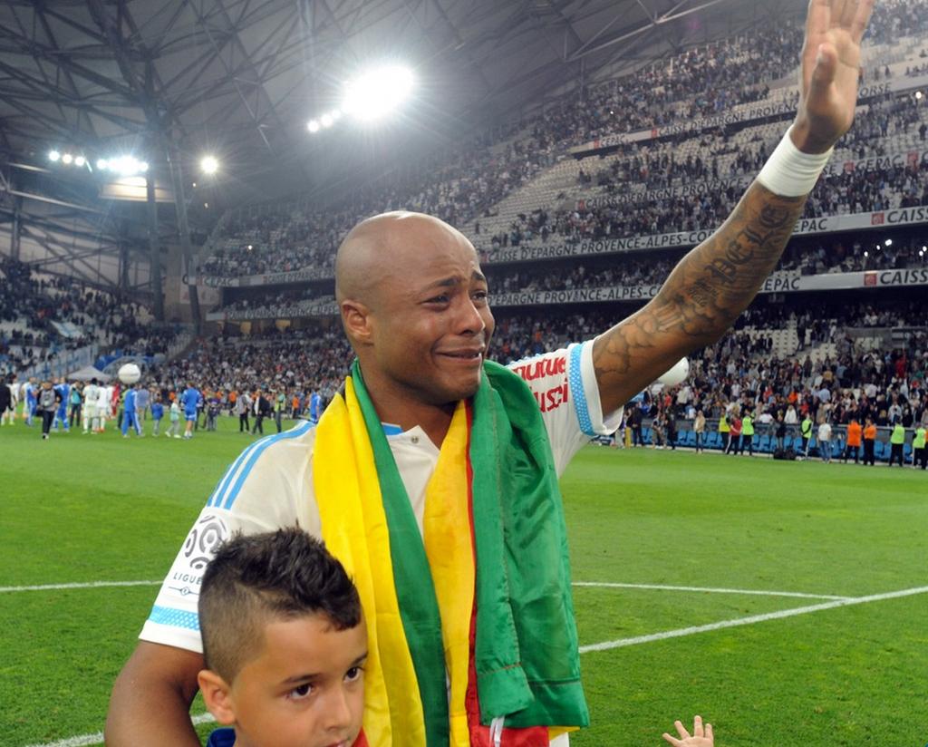 TeamOM_Officiel's tweet photo. En larmes, André Ayew fait ses adieux au Stade Vélodrome et à l'Olympique de Marseille 😢😢😢 #MerciAndré #TeamOM 🔵⚪ http://t.co/OjoDN1fawP