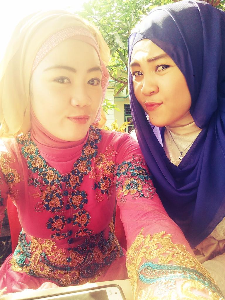 Im_Revhi's tweet photo. Nikahan ayug Nia n abg Robby😁😉🎎💒 http://t.co/Yiyi4paitm