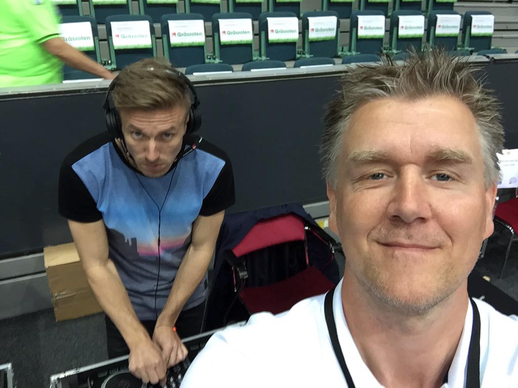 claesm69's tweet photo. Jag och min sociala DJ @peter_vikstrom #handsm #speaker #dj #smfinal2015 http://t.co/pZzToJ7Vcu