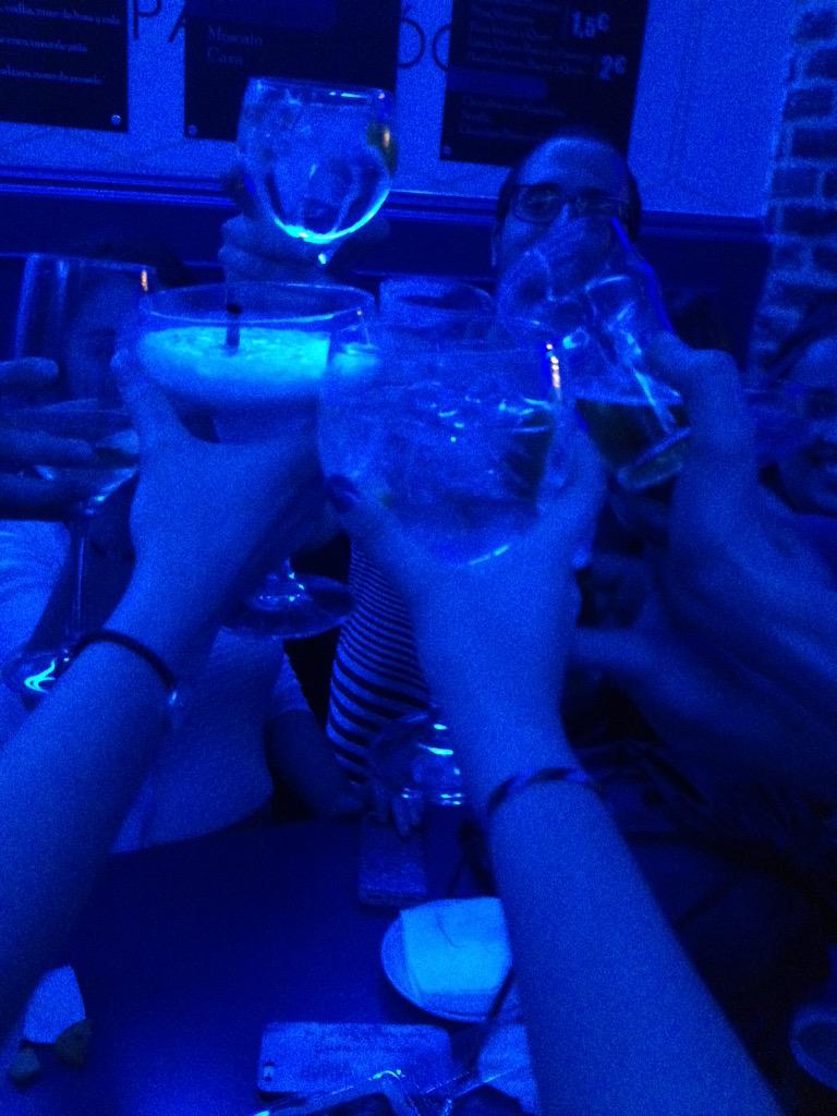 Laura_DD's tweet photo. Por las noches de amigos y  celebraciones 🎉🍸 http://t.co/8ZnkkCsYZr