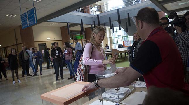 lanuevaespana's tweet photo. Cristina Coto vota en Oviedo #Eleccion2015 y pide que los asturianos vayan a votar masivamente http://t.co/dk2XTiJbSz http://t.co/fl2WLP3pZj