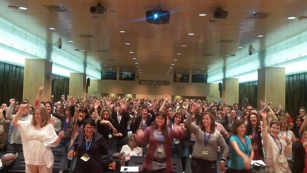 herrera_santi's tweet photo. Momentazo en #CIIEB2015 activando cerebro a 500 Gracias todos asistentes y @mlopezBCI #GabrielleSofia y #MartaLigioiz http://t.co/hUXBl1c7SH
