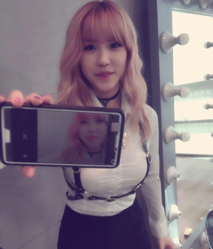 superstar_jhs's tweet photo. #전효성 #반해 #Junhyoseong #FANTASIA 스텝언니에게 사진찍어달라고 강요하는 #사진중독 #대기실 http://t.co/udzawfydeE