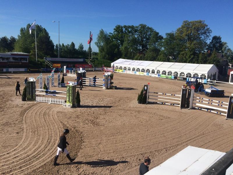 Banan för klass 17 byggs nu på #nihs15 . Start 8.50. #ridsportplay #NorrkopingHorseShow