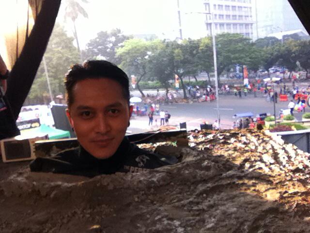 demianofficial's tweet photo. Meskipun tersenyum tetep aja gak bisa menyembunyikan wajah yg sangat lelah banget ya Pak @_DemianAditya_ #tanamDemian http://t.co/8o2aNSPBmL
