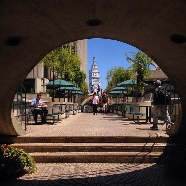 walksftours's tweet image. You can't get #hiddenviews like this of the #ferrybuilding unless you walk around the city… ift.tt/1AmWeX9